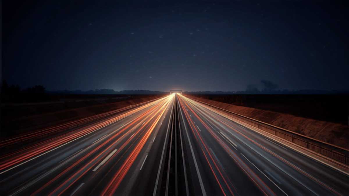 Autoroute de nuit au départ de Lille, traînées lumineuses