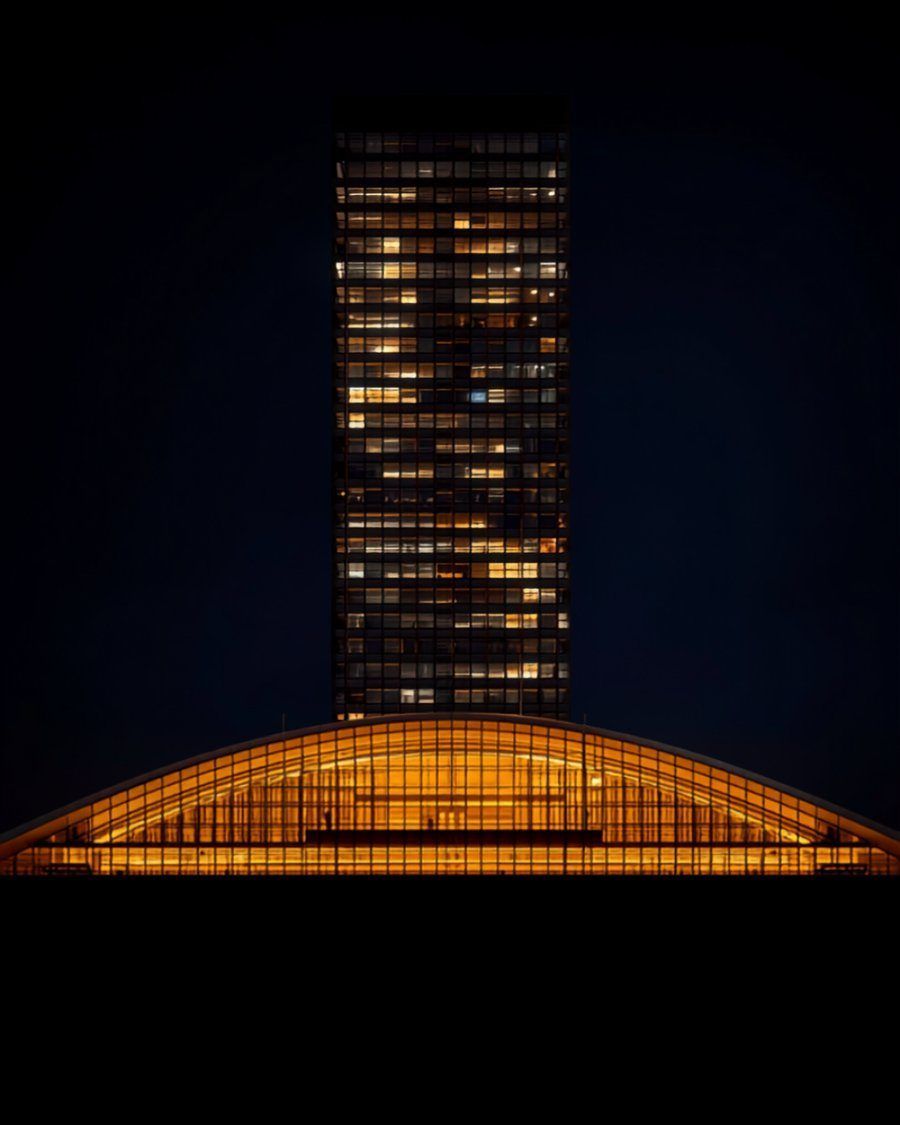 Gare de Lille-Europe et sa tour de verre éclairées la nuit