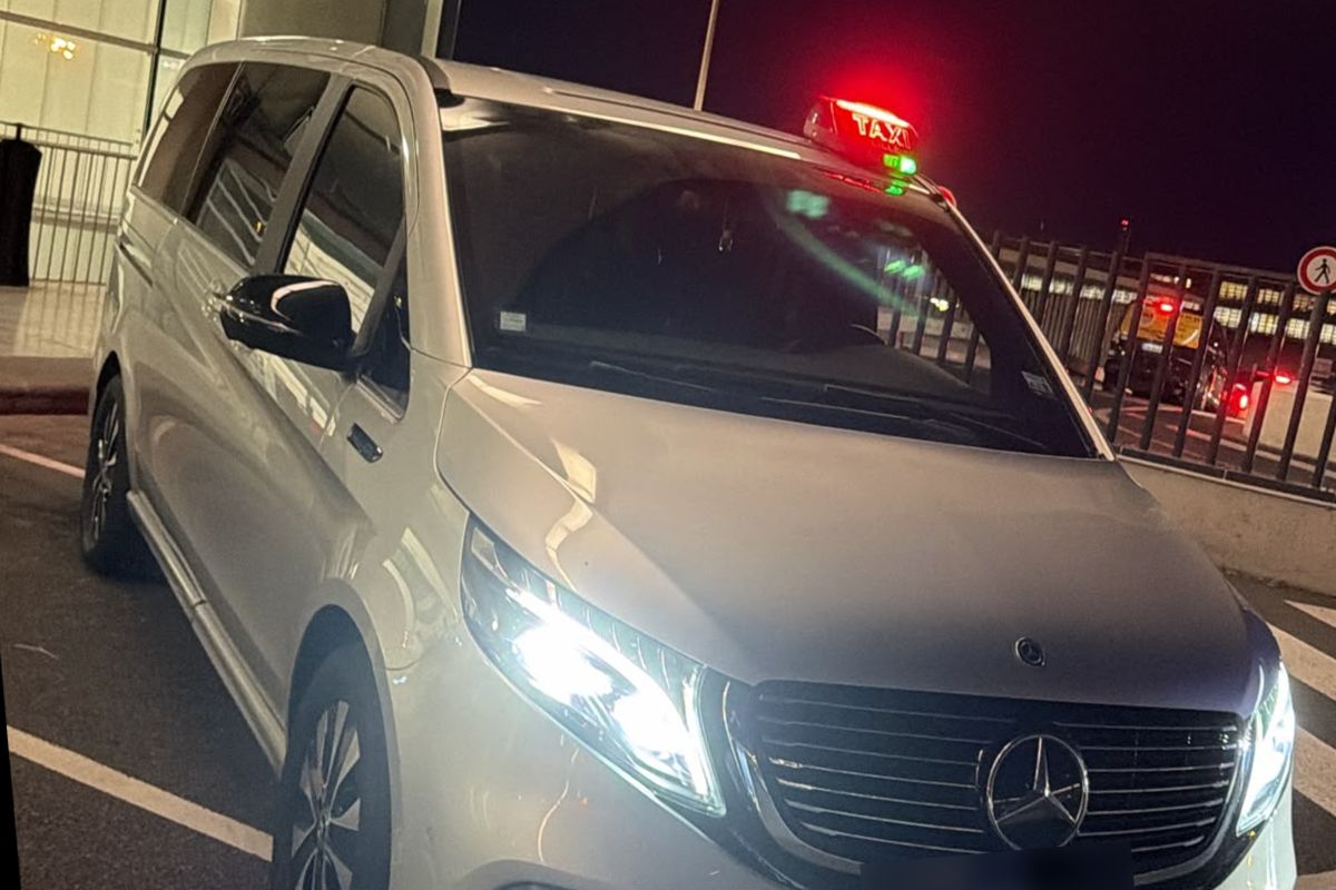 Taxi Mercedes-Benz EQV de Taxi Lille Connect, enseigne allumée, la nuit