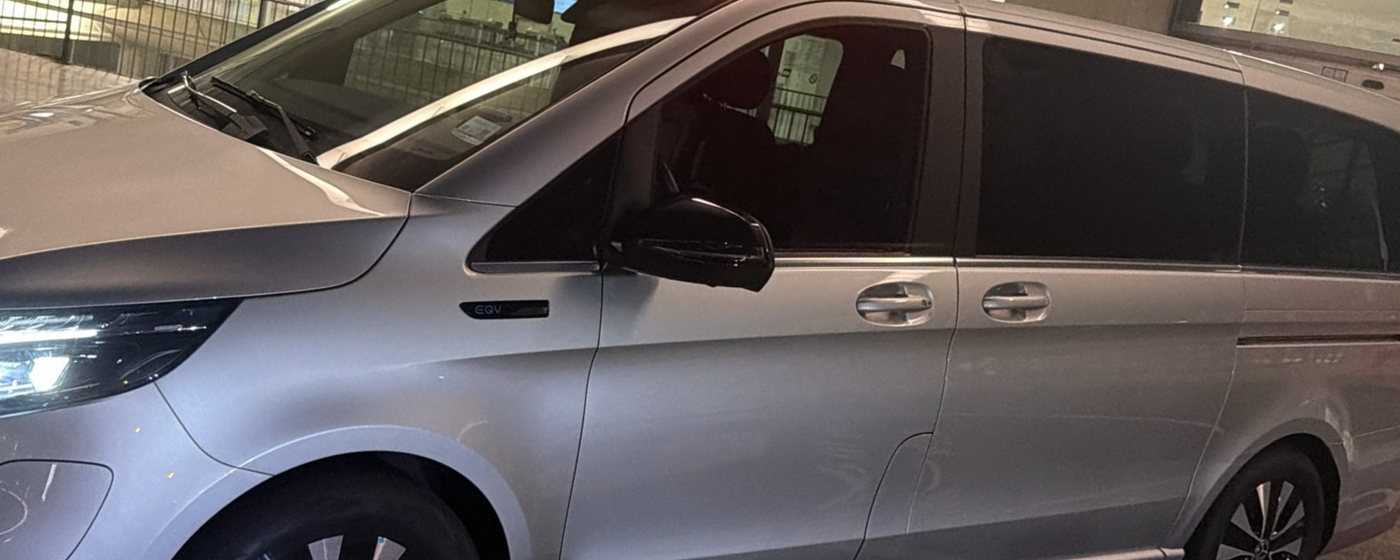 Flanc d’un taxi Mercedes-Benz EQV de Taxi Lille Connect, la nuit